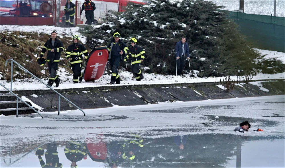 Velitel směny rokycanských hasičů ukončil po 26 letech službu, rozloučil se kuriózní záchranou tonoucího