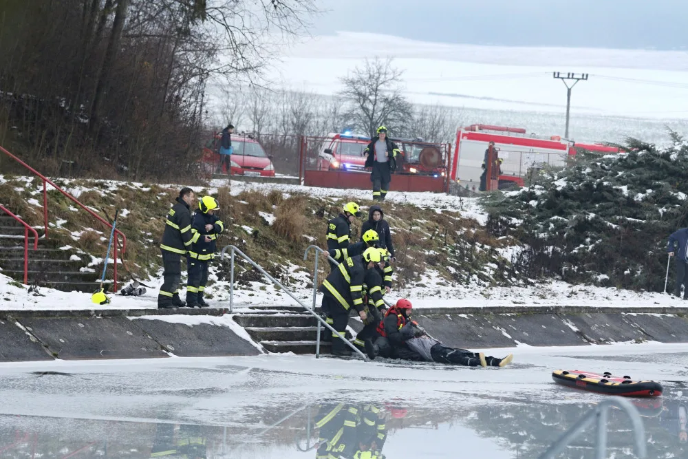 Velitel směny rokycanských hasičů ukončil po 26 letech službu, rozloučil se kuriózní záchranou tonoucího