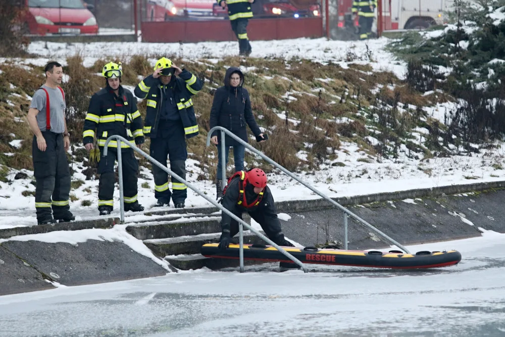 Velitel směny rokycanských hasičů ukončil po 26 letech službu, rozloučil se kuriózní záchranou tonoucího