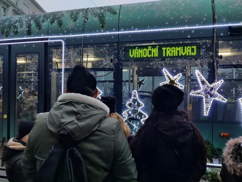Plzeňská vánoční tramvaj bere v populární anketě opět stříbro, nestačila na maďarský Miskolc