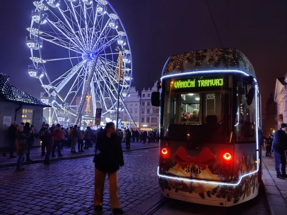 Plzeňská vánoční tramvaj bere v populární anketě opět stříbro, nestačila na maďarský Miskolc