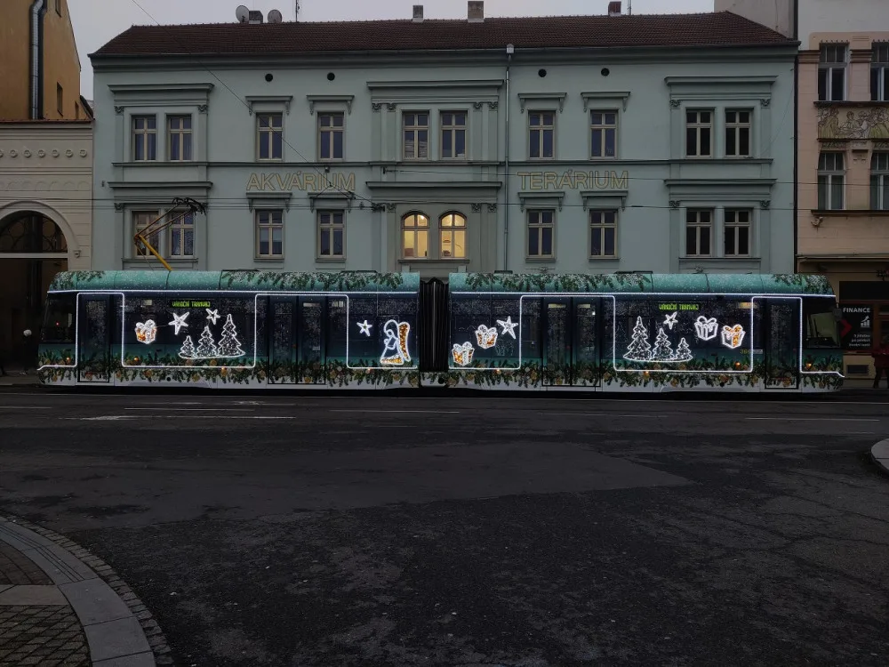 Plzeňská vánoční tramvaj bere v populární anketě opět stříbro, nestačila na maďarský Miskolc