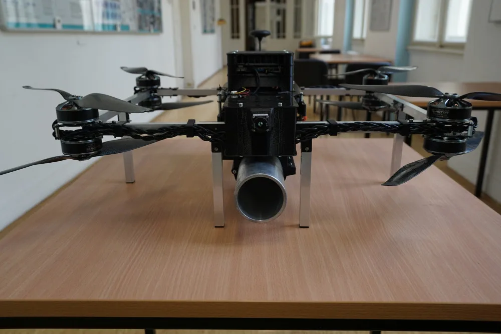 Unikátní dron by měl pomoci hasičům s požáry v uzavřených prostorech, prototyp testují plzeňští odborníci