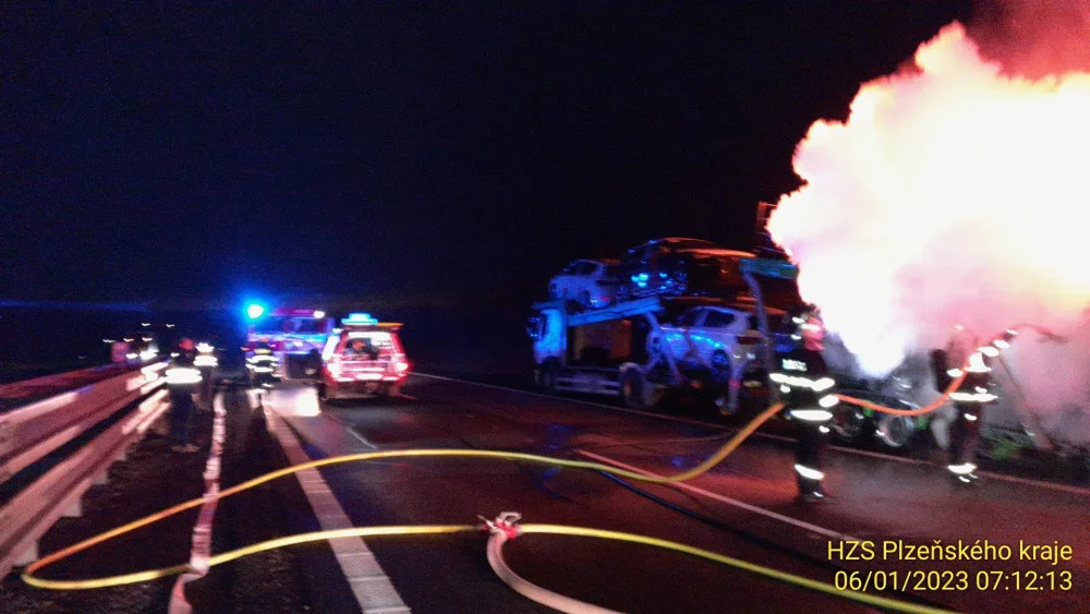 Na návěsu kamionu hořely převážené osobní automobily, ranní požár ochromil provoz na dálnici D5