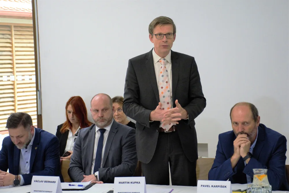 Ministr Kupka při jednání o gigafactory slíbil starostům lepší dopravní napojení, pilotům vláda nabídne alternativu