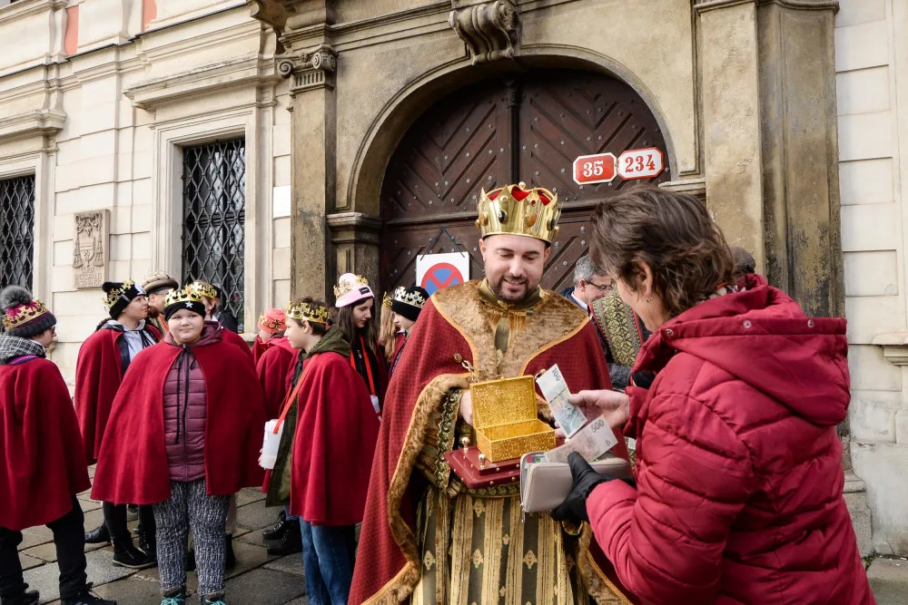 Do ulic Plzně tradičně vyrazili koledovat tři králové v zastoupení hejtmana, primátora a biskupa