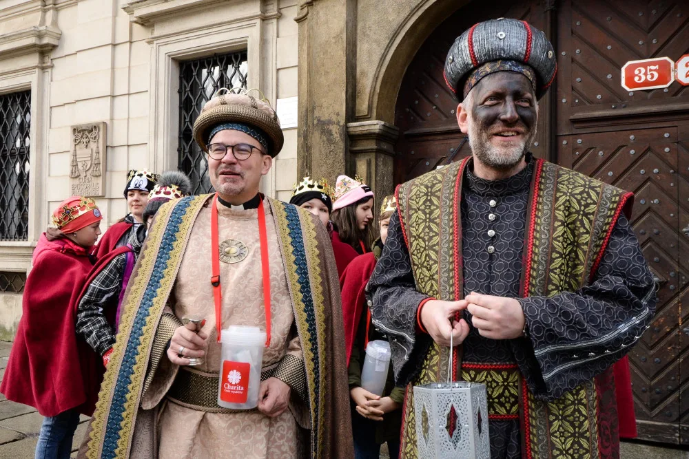 Do ulic Plzně tradičně vyrazili koledovat tři králové v zastoupení hejtmana, primátora a biskupa