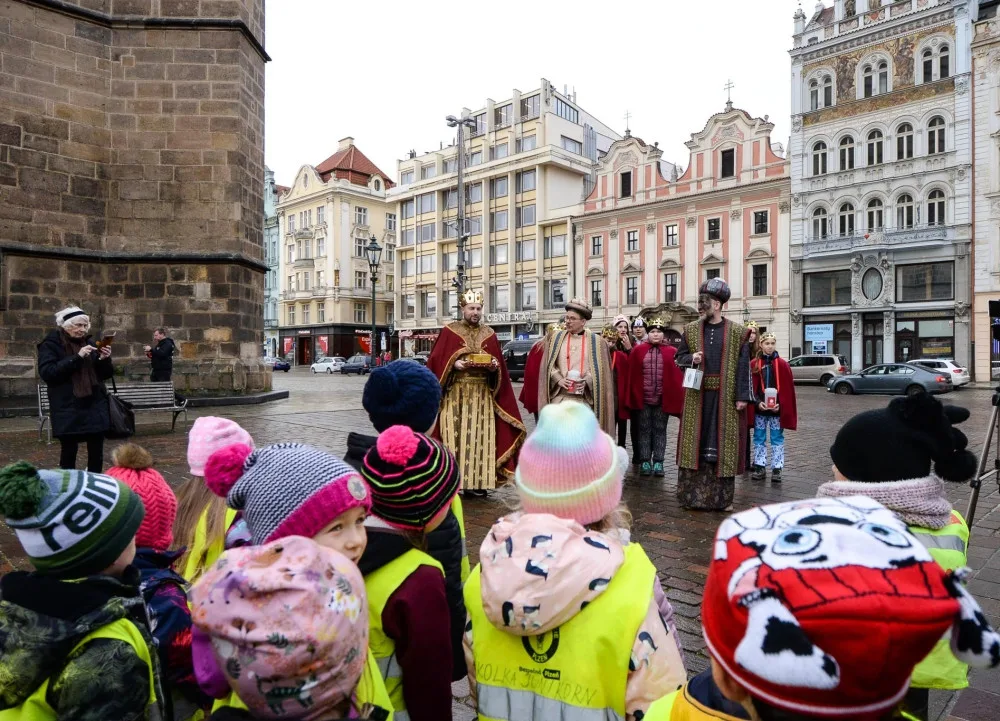 Do ulic Plzně tradičně vyrazili koledovat tři králové v podání hejtmana, primátora a biskupa