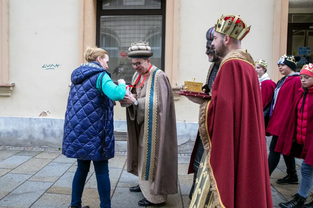 Do ulic Plzně tradičně vyrazili koledovat tři králové v podání hejtmana, primátora a biskupa