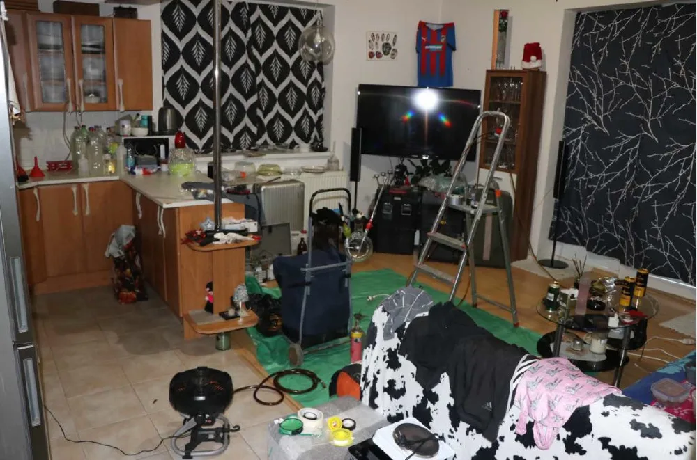 Na varnu pervitinu upozornil chemický zápach, který se neustále šířil z jednoho bytu, při razili policisté zadrželi tři osoby