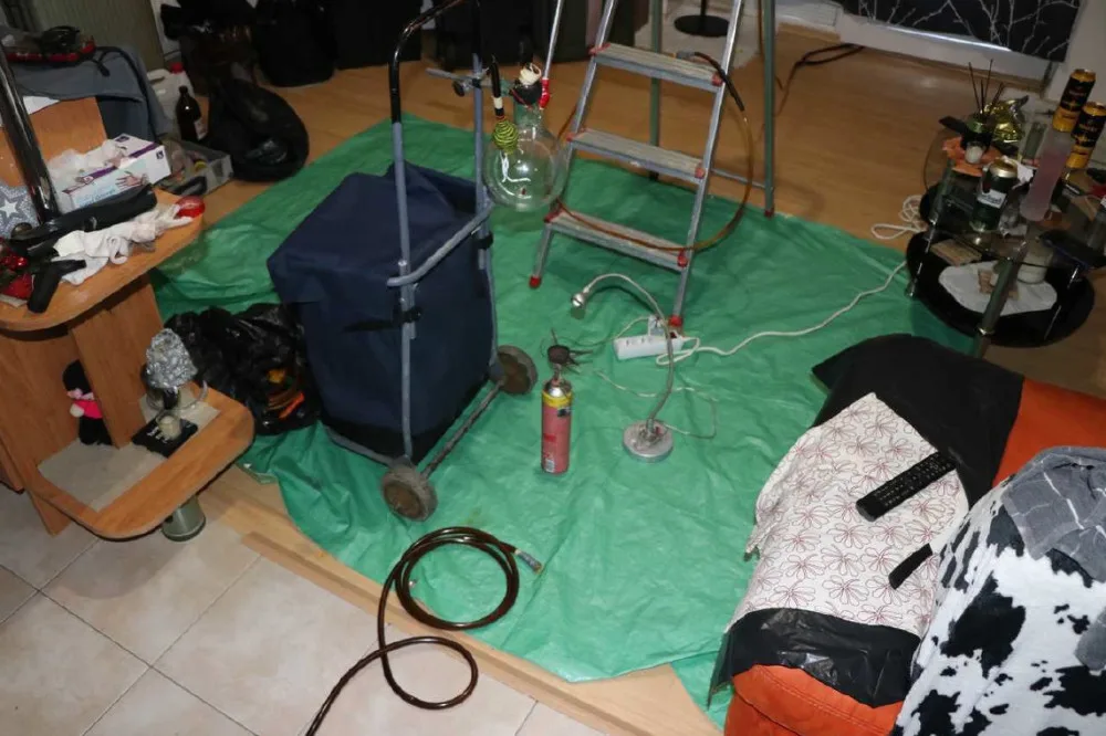Na varnu pervitinu upozornil chemický zápach, který se šířil z jednoho bytu, při razili policisté zadrželi tři osoby