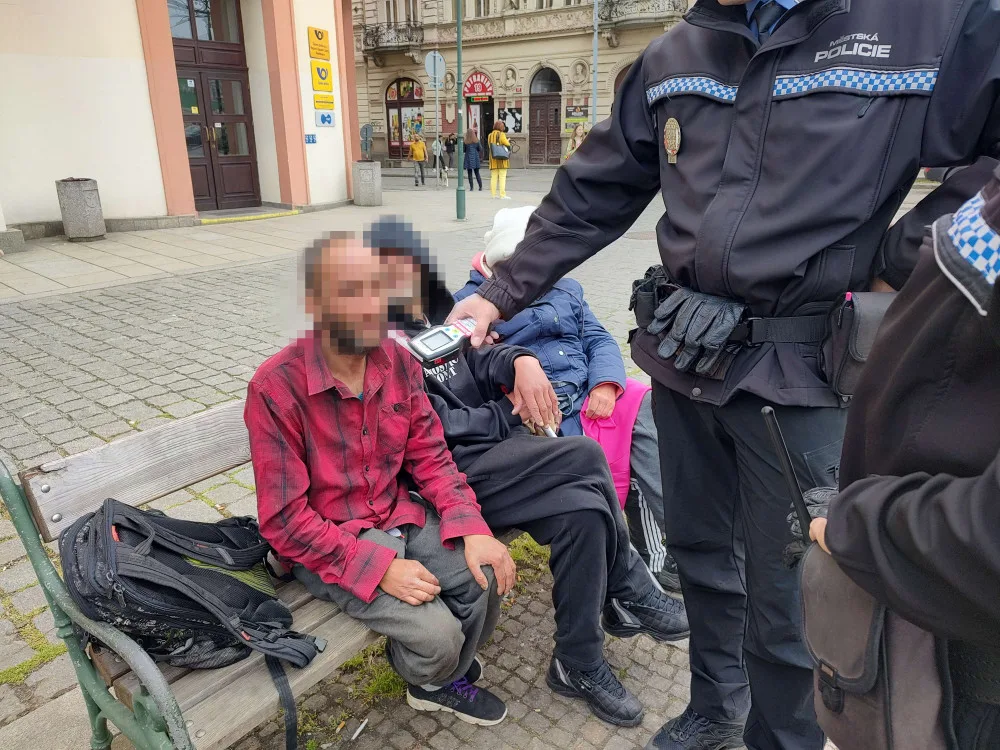Protialkoholová vyhláška už vynesla na pokutách 95 tisíc korun, strážníci řešili stovky přestupků