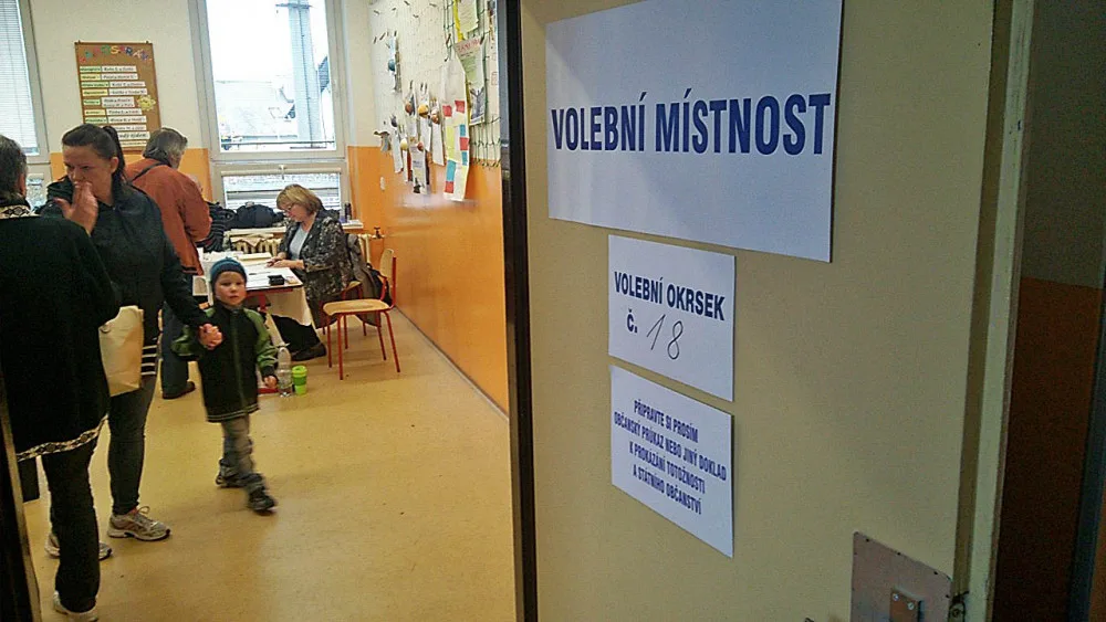 Volební místnosti se otevřely. Češi rozhodují o tom, kdo nahradí Miloše Zemana