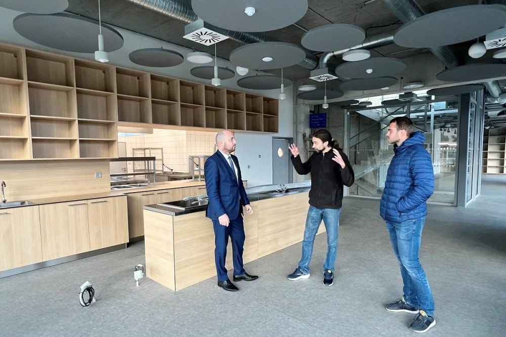 Halu si prohlédl před otevřením i primátor Plzně Roman Zarzycký