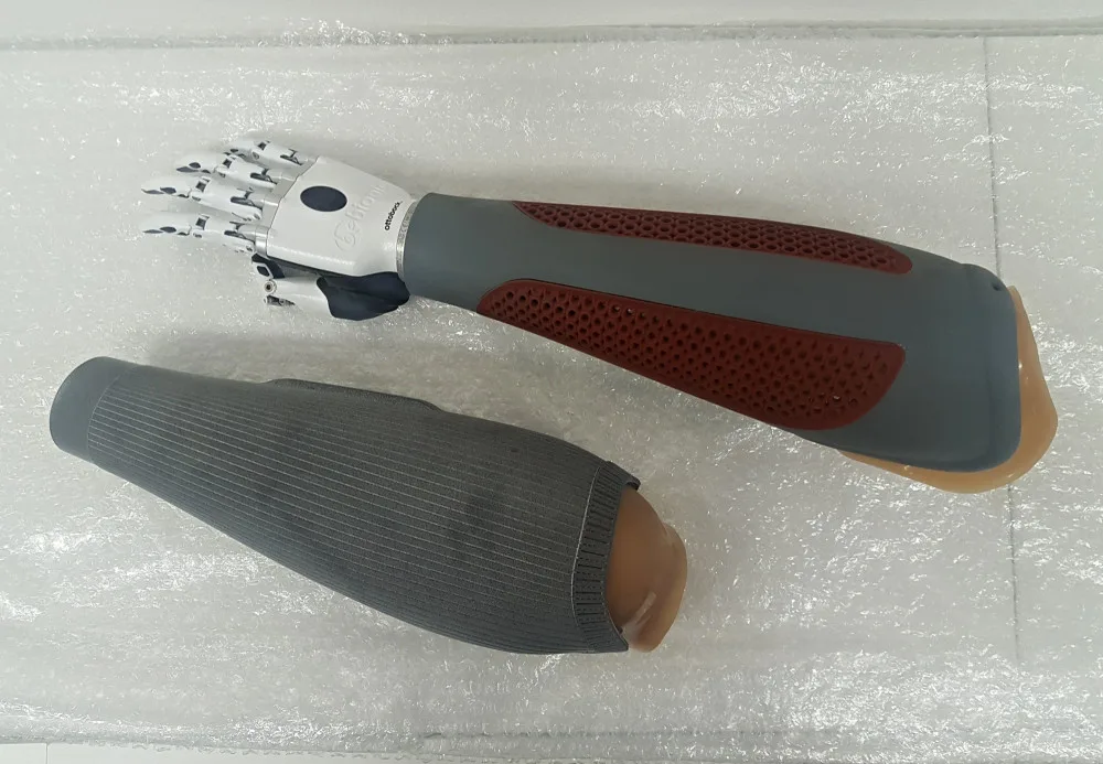 Plzeňští vědci německými kolegy vymysleli, jak vyrobit protézu ruky pomocí 3D tisku. Má to řadu výhod