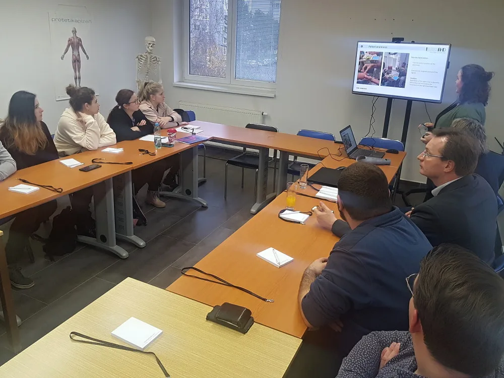 Plzeňští vědci německými kolegy vymysleli, jak vyrobit protézu ruky pomocí 3D tisku. Má to řadu výhod