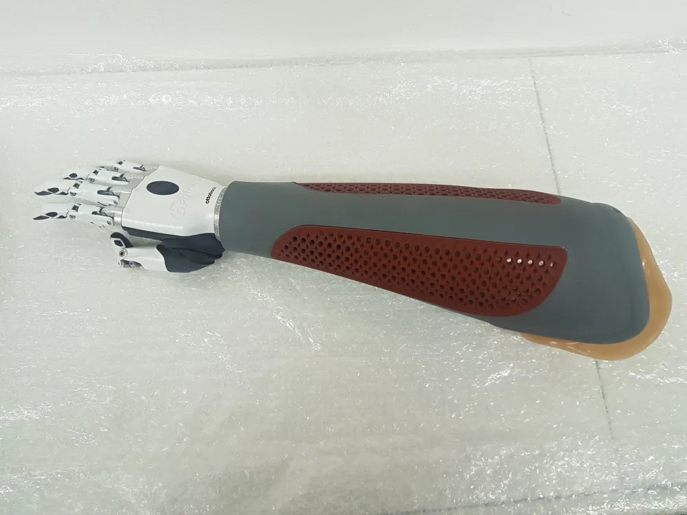 Plzeňští vědci německými kolegy vymysleli, jak vyrobit protézu ruky pomocí 3D tisku. Má to řadu výhod