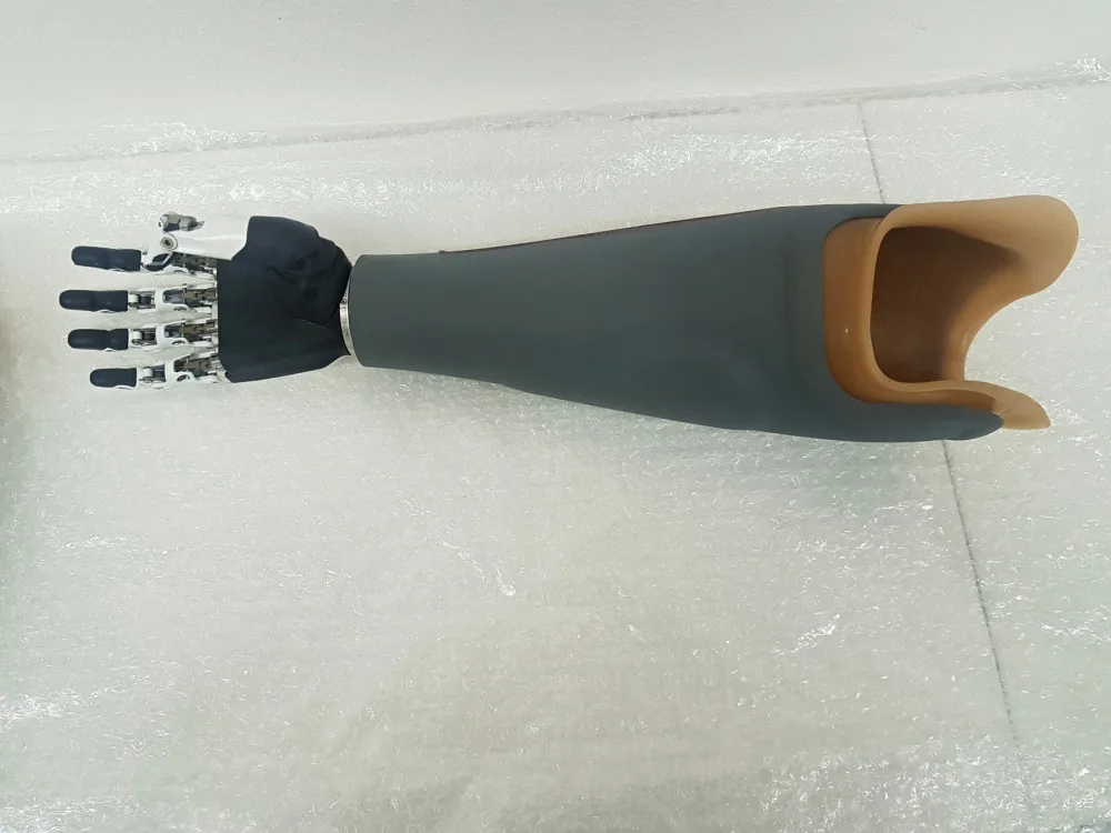 Plzeňští vědci německými kolegy vymysleli, jak vyrobit protézu ruky pomocí 3D tisku. Má to řadu výhod