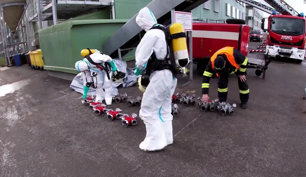 Likvidace největšího ohniska ptačí chřipky se chýlí ke konci, hasičům zbývá vynosit ještě 70 tun drůbeže
