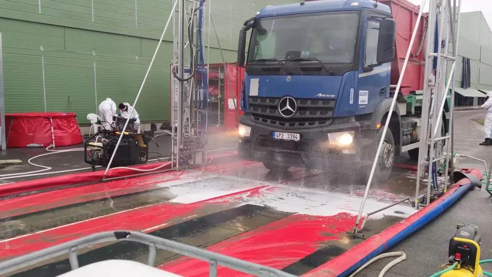 Likvidace největšího ohniska ptačí chřipky se chýlí ke konci, hasičům zbývá vynosit ještě 70 tun drůbeže