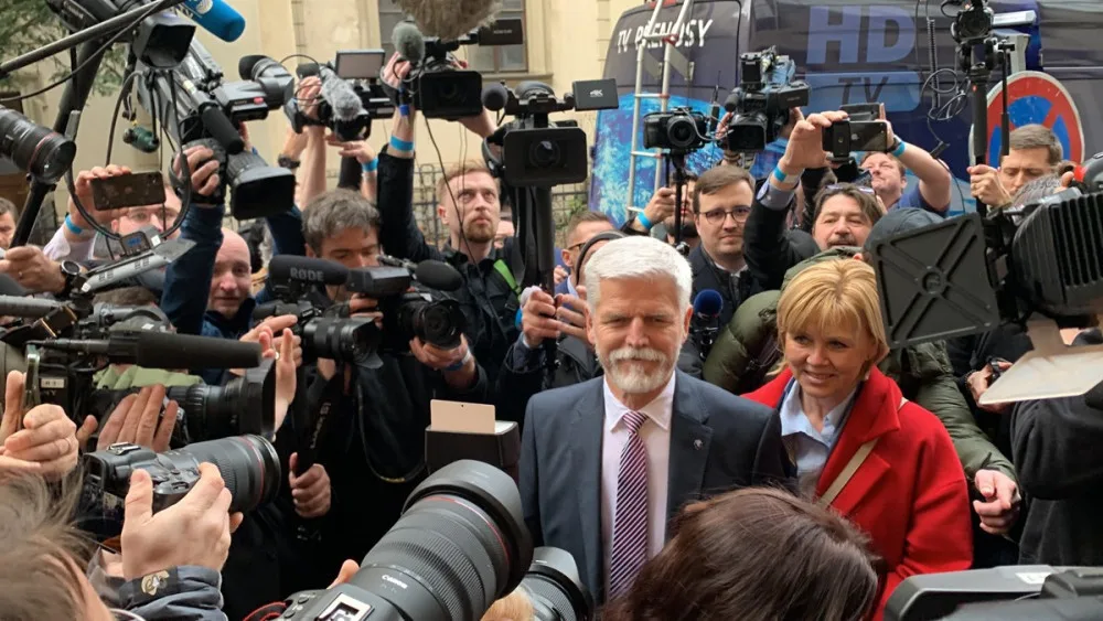 Petr Pavel přichází do svého štábu v doprovodu manželky