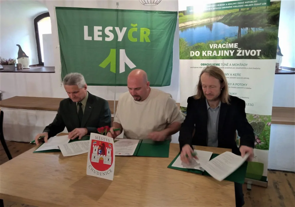 Dohodu o společné péči o národní přírodní památku Americká zahrada na Klatovsku v Plzeňském kraji podepsali zástupci Agentury ochrany přírody a krajiny ČR, státního podniku Lesy České republiky a Městyse Chudenice