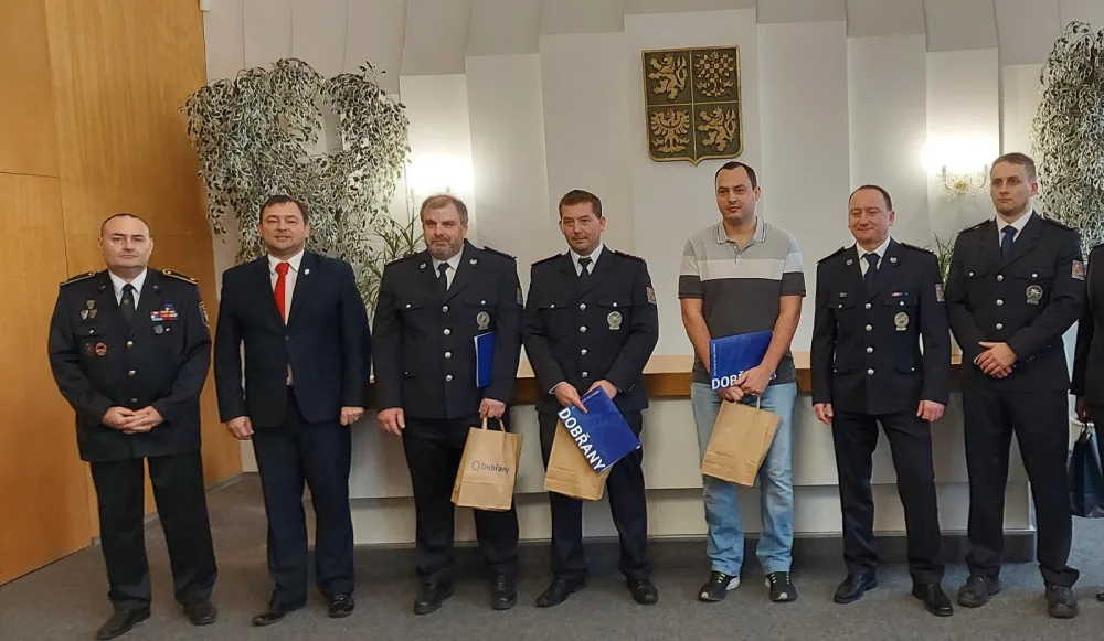 Ocenění policisté se starostou Dobřan a se svými nadřízenými