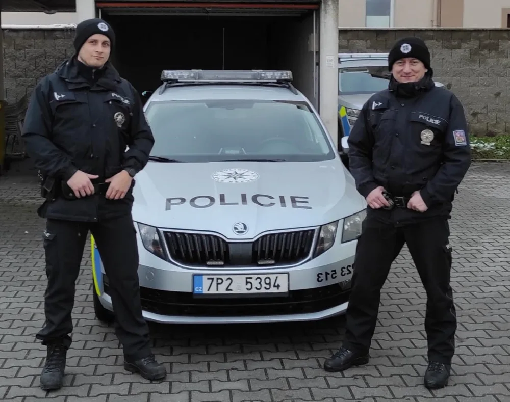 Praporčík David Šesták a praporčík Martin Opáleník z obvodního oddělení Dobřany