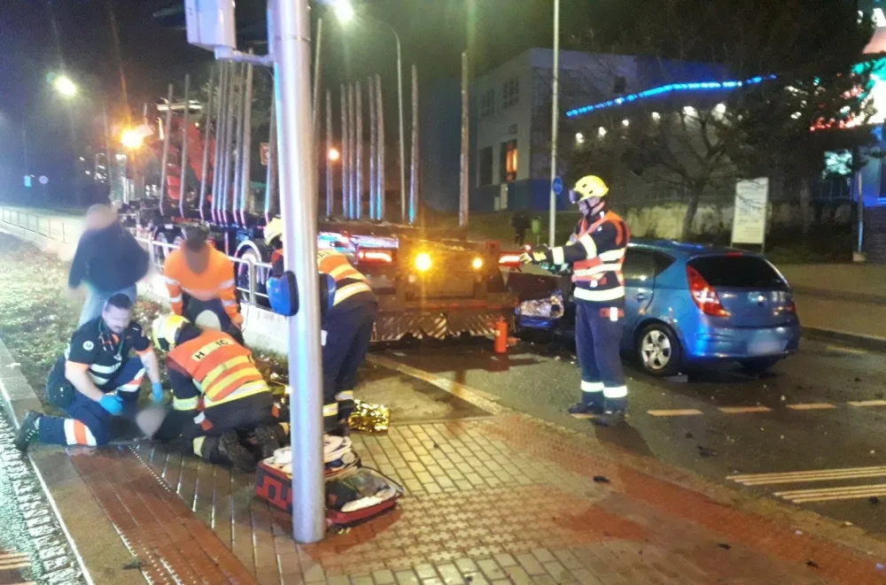 Řidič kamionu nedal přednost osobnímu vozu a doslova ho zdemoloval