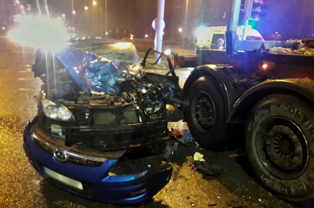 Řidič kamionu nedal přednost osobnímu vozu a doslova ho zdemoloval