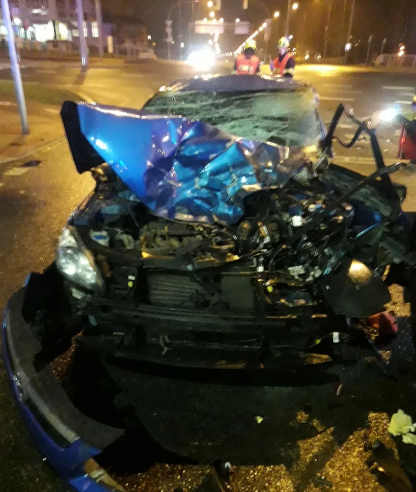 Řidič kamionu nedal přednost osobnímu vozu a doslova ho zdemoloval