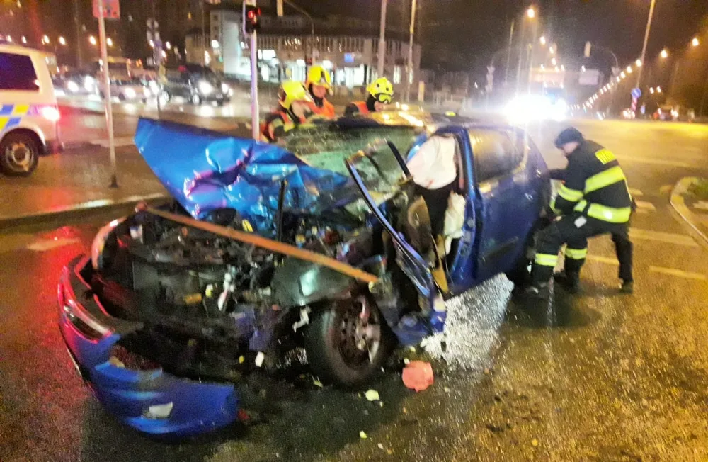 Řidič kamionu nedal přednost osobnímu vozu a doslova ho zdemoloval