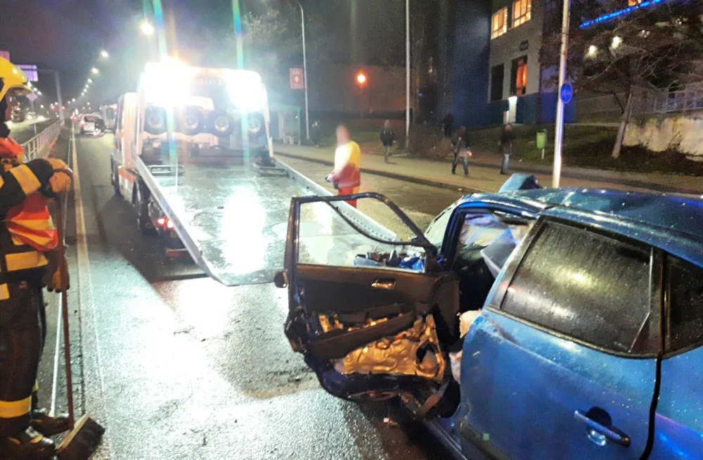 Řidič kamionu nedal přednost osobnímu vozu a doslova ho zdemoloval