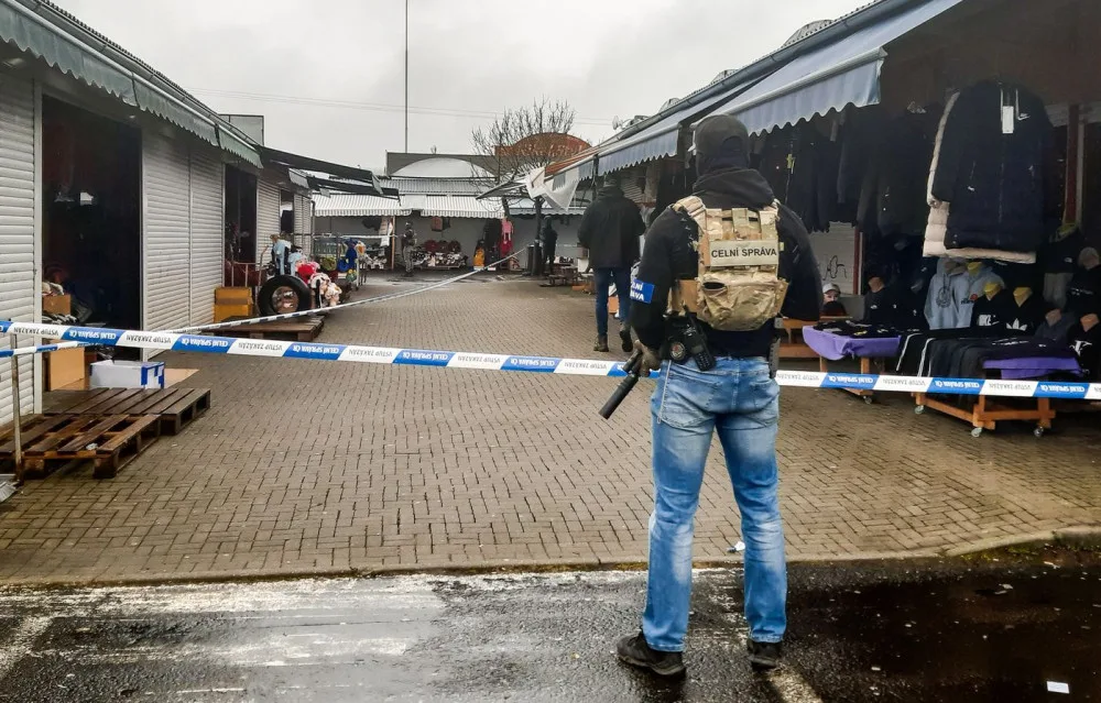 VIDEO: Asijský trhovec prodával vedle triček i kilogramy pervitinu. Celníci a policisté ho zadrželi přímo při činu
