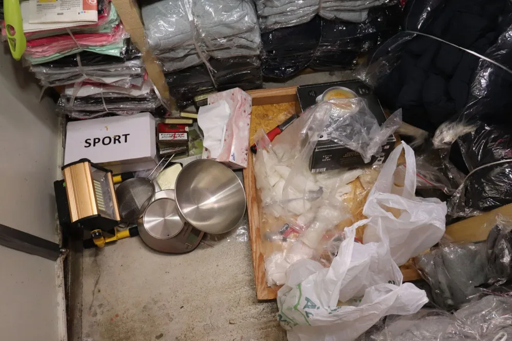 VIDEO: Asijský trhovec prodával vedle triček i kilogramy pervitinu. Celníci a policisté ho zadrželi přímo při činu