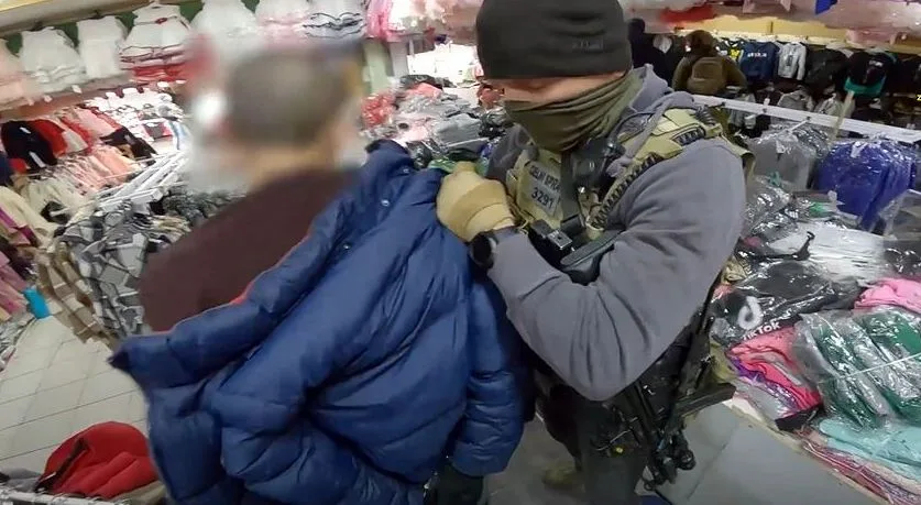VIDEO: Asijský trhovec prodával vedle triček i kilogramy pervitinu. Celníci a policisté ho zadrželi přímo při činu