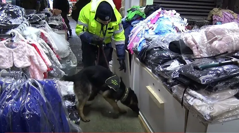 VIDEO: Asijský trhovec prodával vedle triček i kilogramy pervitinu. Celníci a policisté ho zadrželi přímo při činu