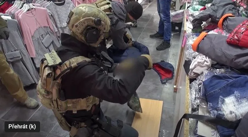 VIDEO: Asijský trhovec prodával vedle triček i kilogramy pervitinu. Celníci a policisté ho zadrželi přímo při činu
