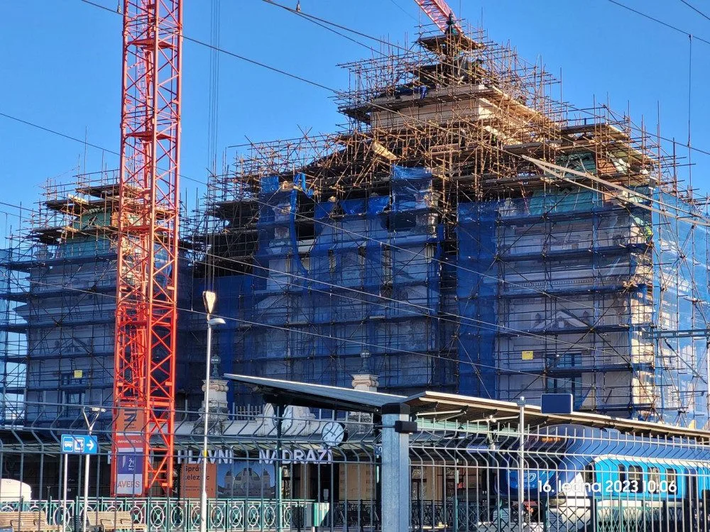 Jak se pracuje na rekonstrukci nádražní budovy se přišlo podívat vedení MO Plzeň 2 Slovany