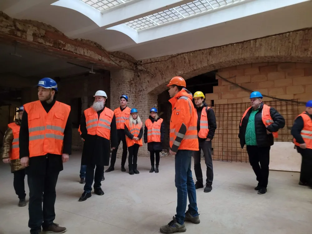Jak se pracuje na rekonstrukci nádražní budovy se přišlo podívat vedení MO Plzeň 2 Slovany