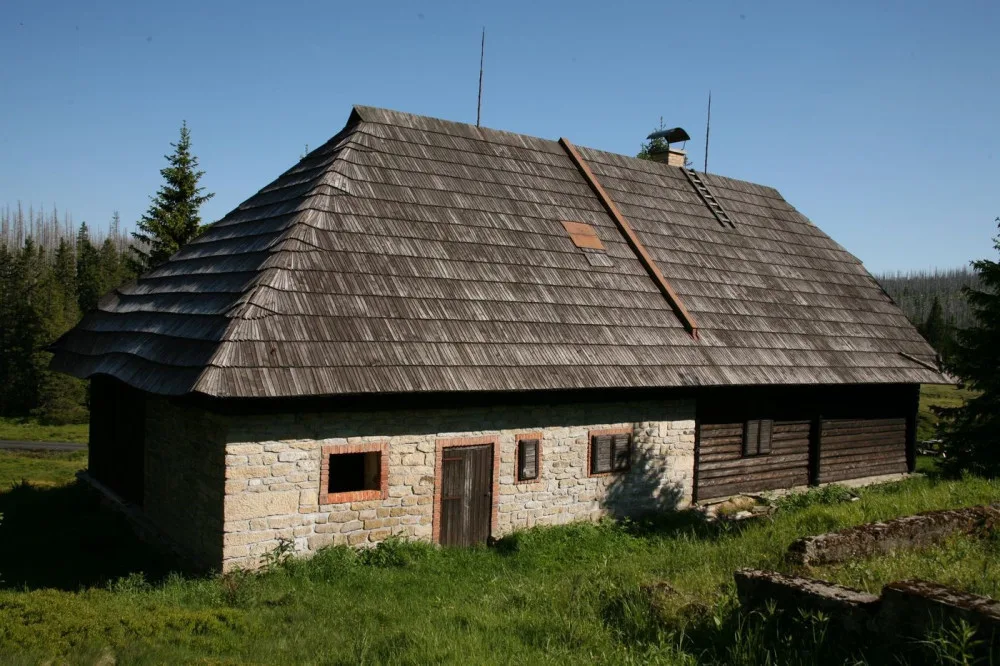 Roklanská chata v srdci Šumavy zatím k zemi nepůjde, stavební úřad nepovolil její demolici