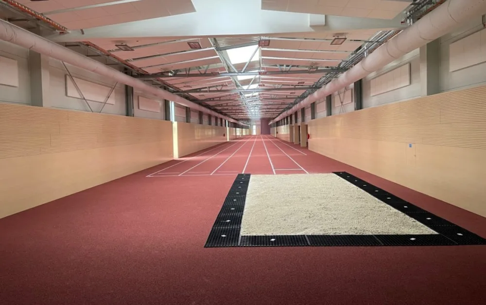 Sportovní gymnázium má nový atletický tunel se zázemím a parkoviště za 118 milionů korun