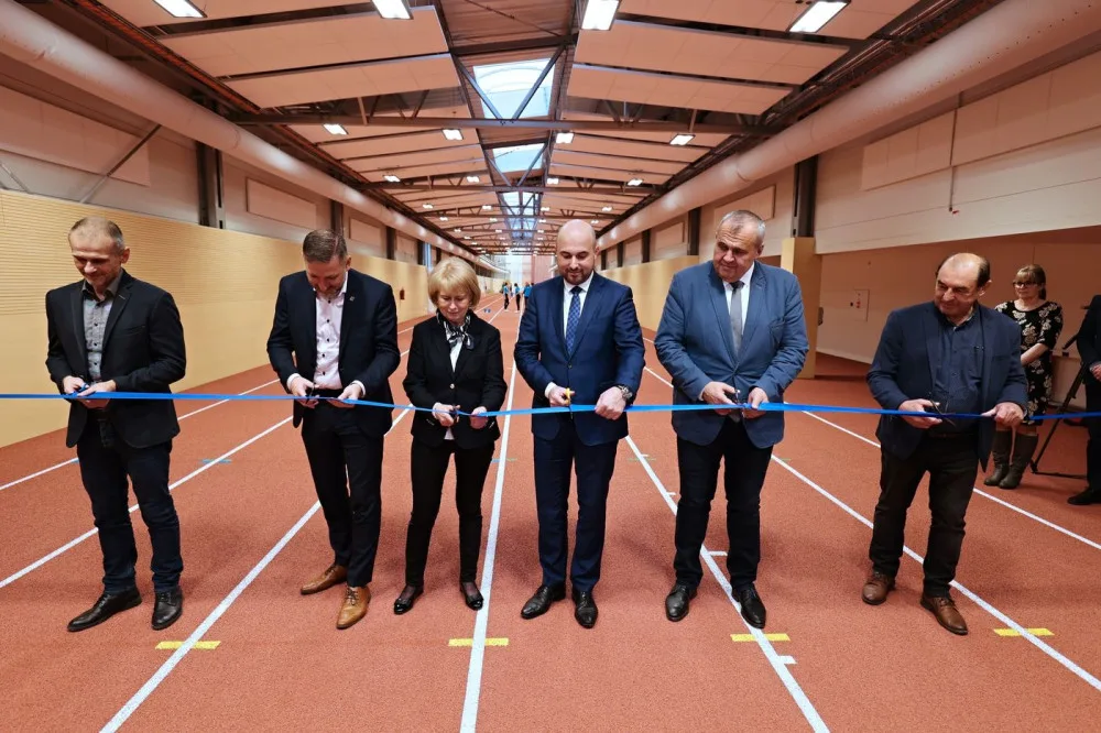 Nový objekt slavnostně společně otevřeli představitelé Plzeňského kraje a města Plzně