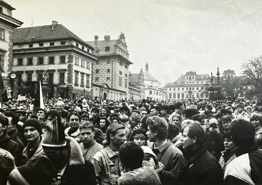 Občané Československa 29. prosince 1989 zaplnili všechna nádvoří Pražského hradu a přilehlého okolí při volbě prezidenta Václava Havla
