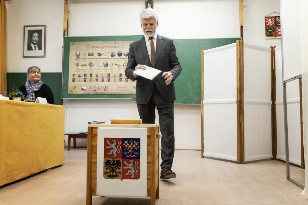 Petr Pavel ve volební místnosti