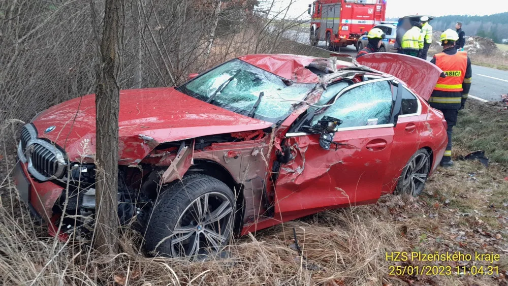 Mladý řidič vyletěl ze zatáčky a po skoku utopil auto v náhonu. BMW zase narazilo do valníku s nákladem kamení