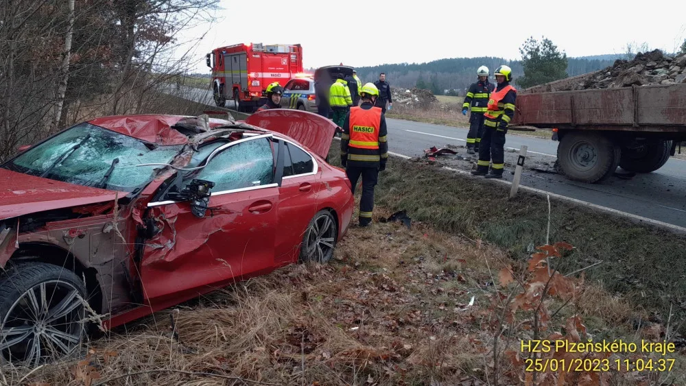 Mladý řidič vyletěl ze zatáčky a po skoku utopil auto v náhonu. BMW zase narazilo do valníku s nákladem kamení