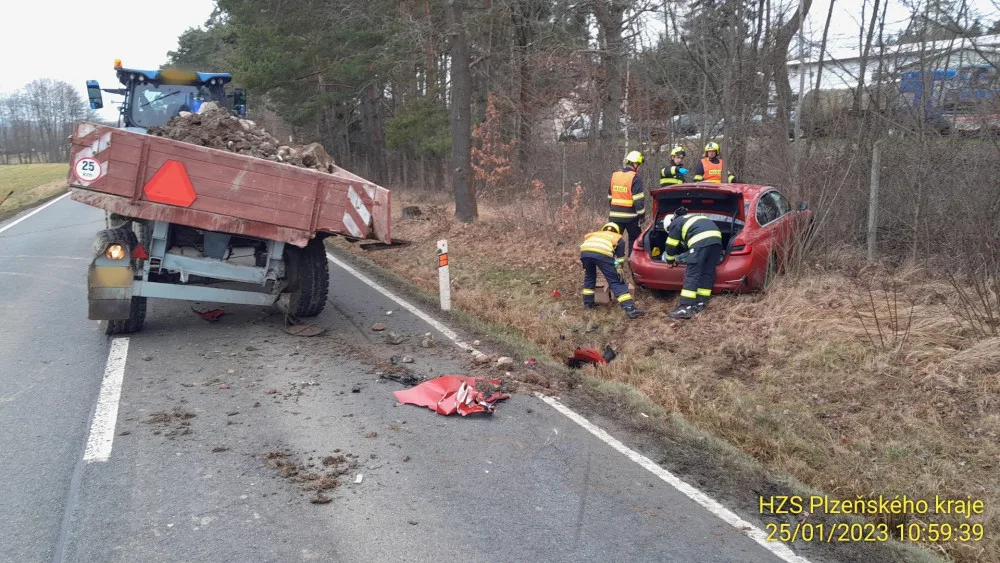 Mladý řidič vyletěl ze zatáčky a po skoku utopil auto v náhonu. BMW zase narazilo do valníku s nákladem kamení