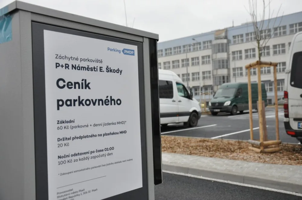 Parkoviště P+R na náměstí Emila Škody začíná nově fungovat s parkovacím lístkem jako jízdenkou do MHD