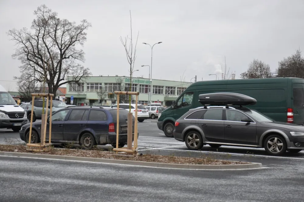 Parkoviště P+R na náměstí Emila Škody začíná nově fungovat s parkovacím lístkem jako jízdenkou do MHD